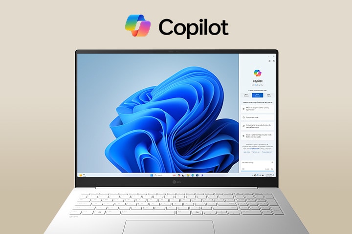 Ein Laptop mit dem Windows 11 Bloom-Hintergrundbild auf dem Bildschirm, mit einer Nahaufnahme einer dedizierten Copilot-Taste auf der Tastatur. Das ?Copilot+PC“-Logo wird gut sichtbar in der oberen linken Ecke angezeigt und unterstreicht die KI-integrierte Funktionalit?t.	