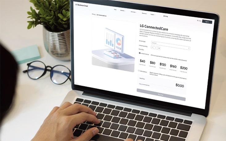 Dieses Bild zeigt einen Laptop-Bildschirm, auf dem eine L?sung abonniert oder gekauft wird, was die Einfachheit des Kaufs über die Website demonstriert.