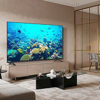 Der LG UHD AI ThinQ 4K UT73 Smart TV installiert in einem Wohnzimmer, zeigt hochaufl?sendes Bildmaterial.