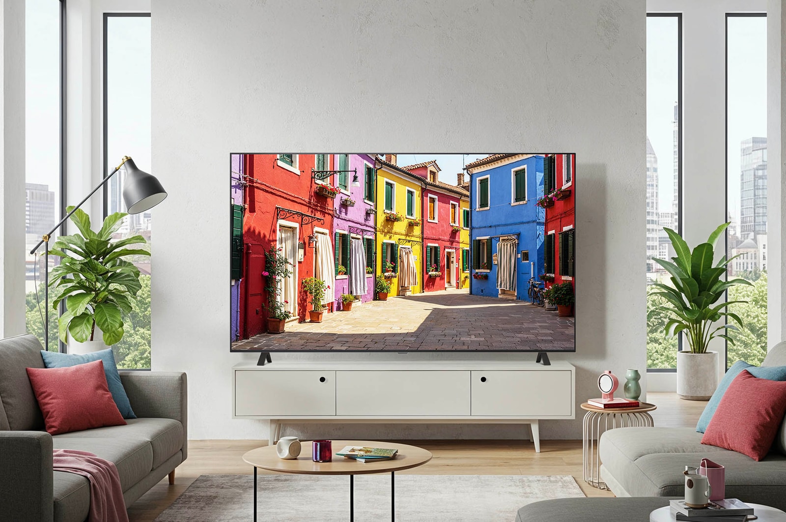 Lifestyle-Aufnahme des LG OLED AI B4 4K Smart TV auf seinem Standfu? in einem modernen Wohnzimmer, das eine bunte Stra?enszene zeigt.