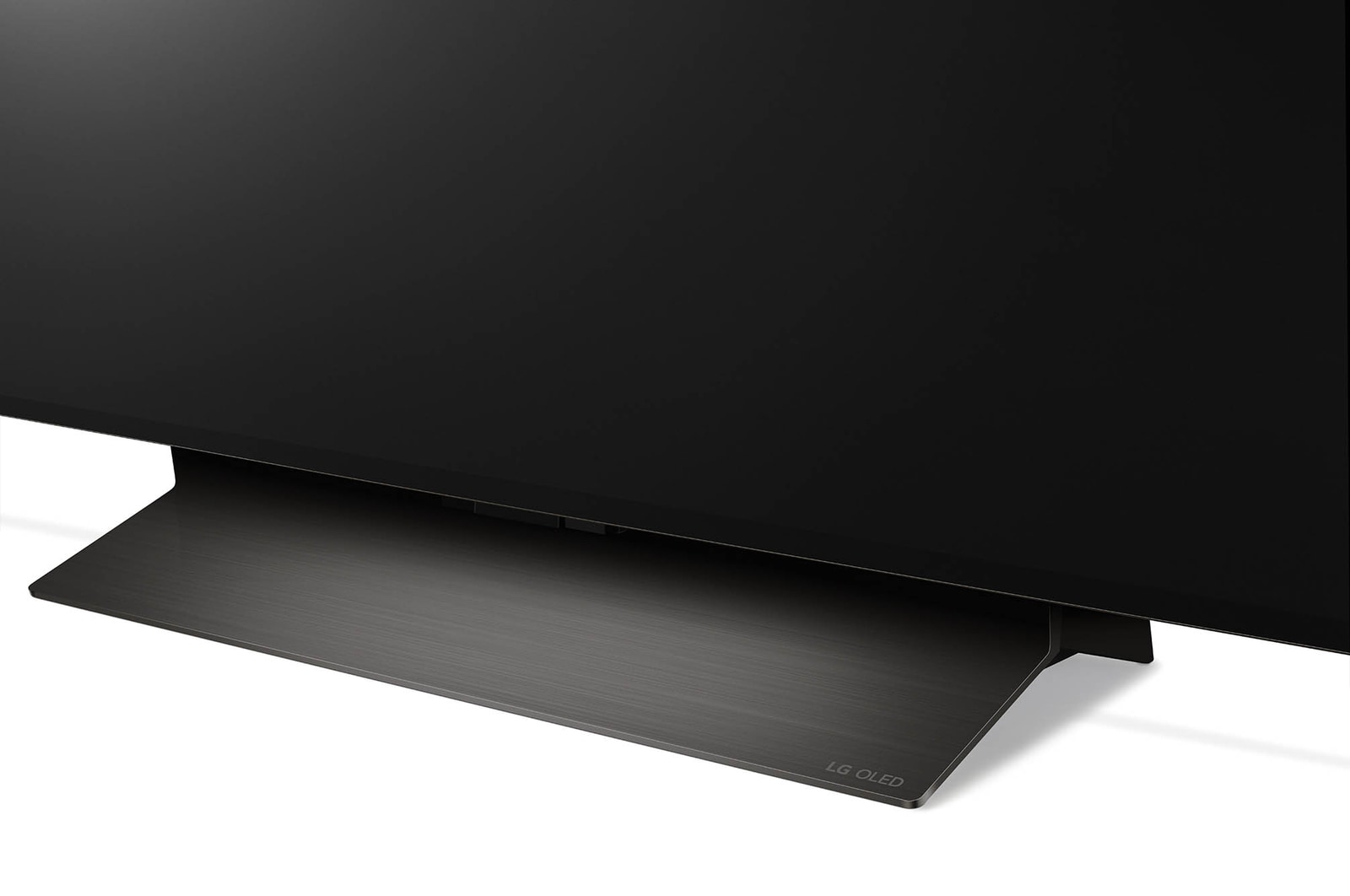 Nahaufnahme des Standfu?es des LG OLED evo AI C4 4K Smart TV in metallischer Ausführung