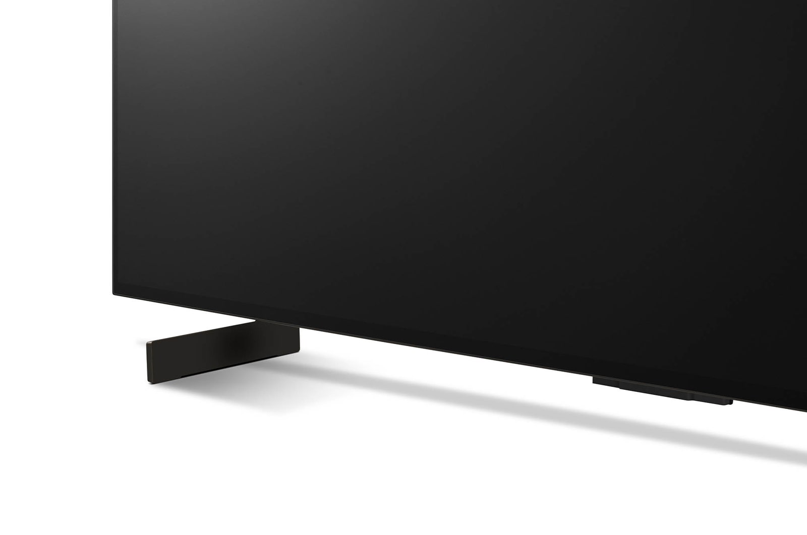 Detailaufnahme des linken Standfu?es des LG OLED evo AI C4 4K Smart TV in Schwarz.