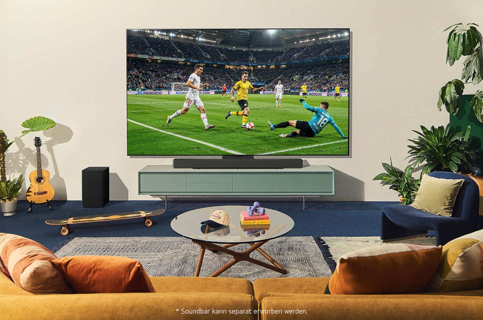 LG OLED evo AI C4 4K Smart TV in einer modernen Wohnzimmer-Lifestyle-Szene, zeigt ein spannendes Fu?ballspiel auf dem Bildschirm mit Soundbar