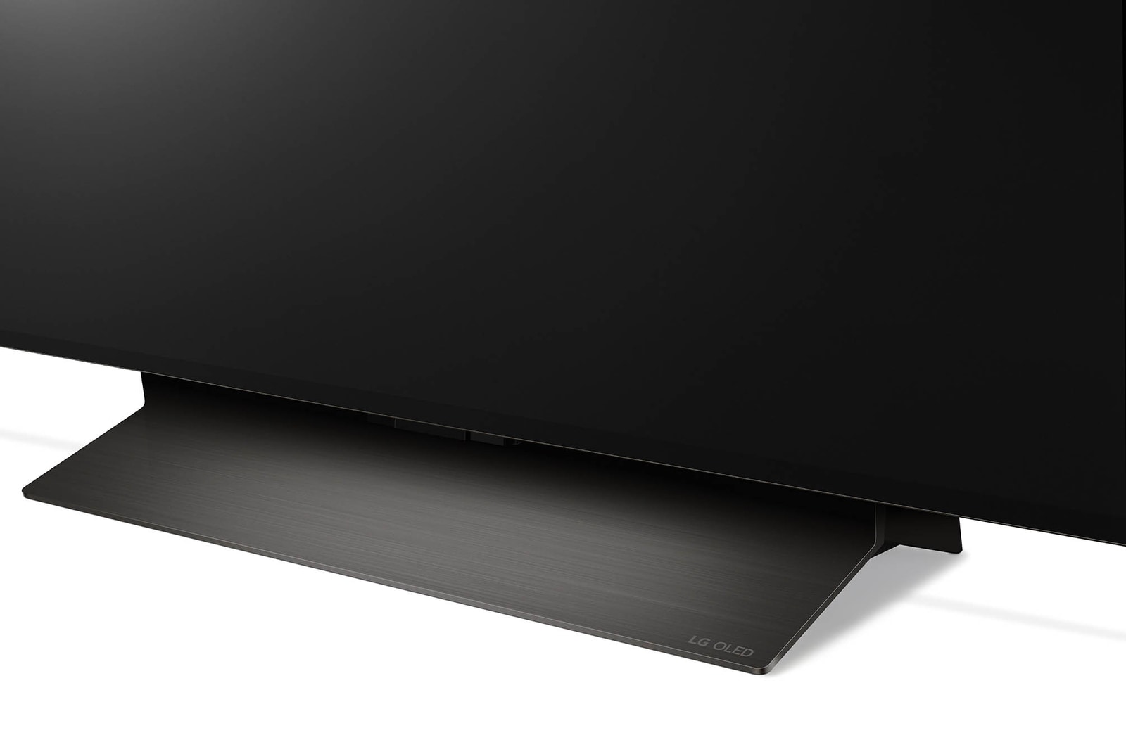 Nahaufnahme des Standfu?es des LG OLED evo AI C4 4K Smart TV in metallischer Ausführung