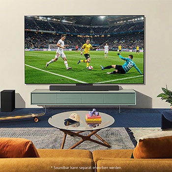 LG OLED evo AI C4 4K Smart TV in einer modernen Wohnzimmer-Lifestyle-Szene, zeigt ein spannendes Fu?ballspiel auf dem Bildschirm mit Soundbar