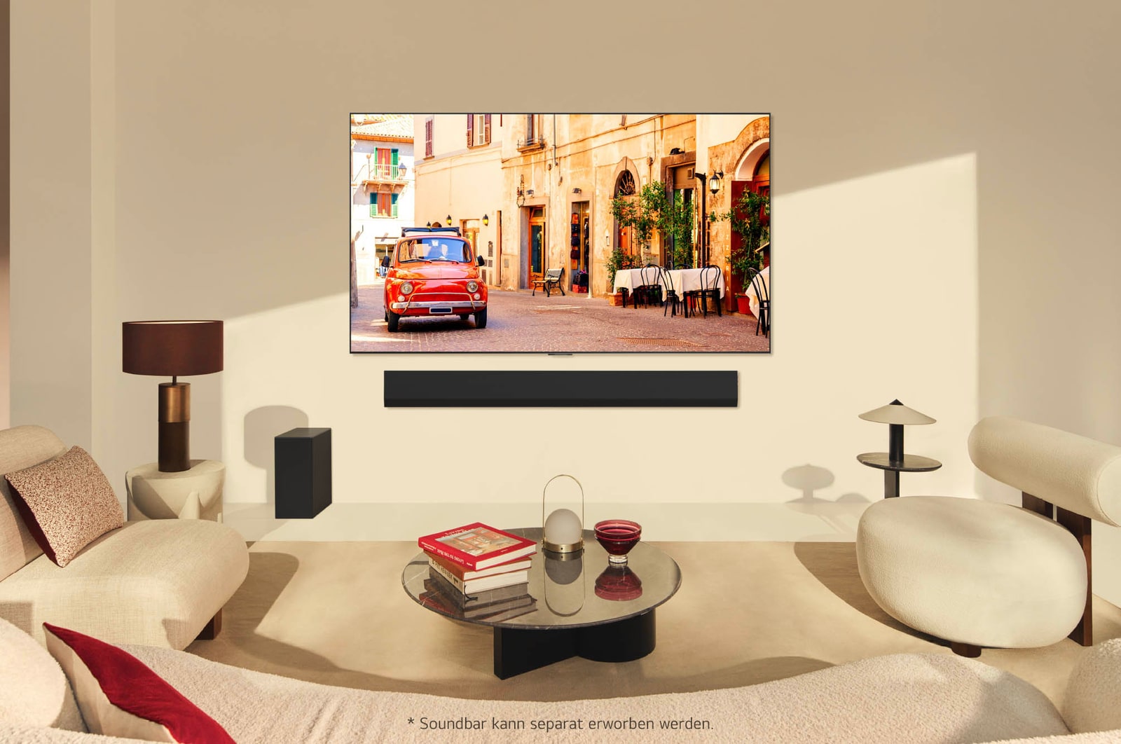 LG OLED evo AI G4 4K Smart Wand-TV in einem modernen Wohnzimmer mit Soundbar (separat erh?ltlich)