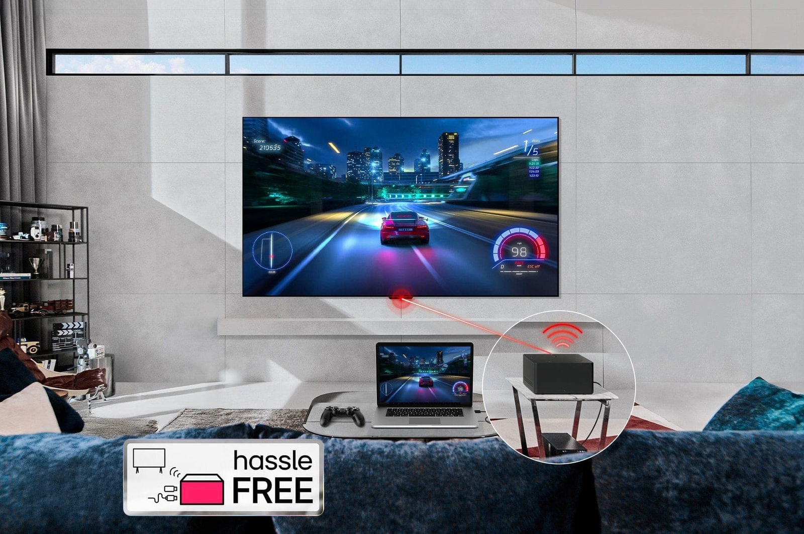 Zero Connect Box auf Beistelltisch, übertr?gt kabellos ein Rennspiel vom Laptop auf den LG OLED evo AI M4 4K Smart TV Fernseher.
