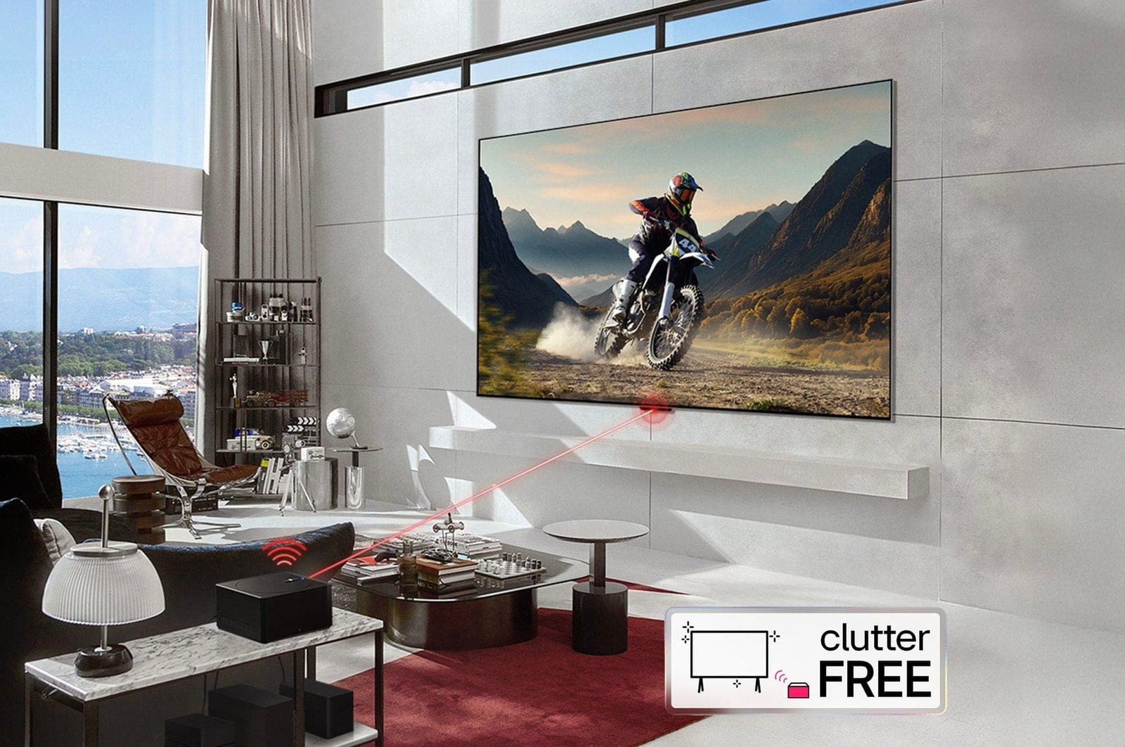 Zero Connect Box im Wohnzimmer, übertr?gt kabellos ein Motorradvideo auf den an der Wand montierten LG OLED evo AI M4 4K Smart TV Fernseher.