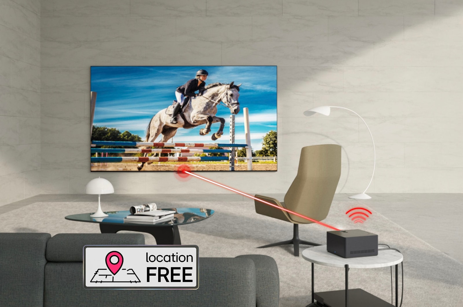 Zero Connect Box auf Beistelltisch, übertr?gt kabellos Springreitvideo auf den LG OLED evo AI M4 4K Smart TV Fernseher im modernen Wohnraum.