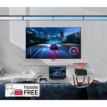 Zero Connect Box auf Beistelltisch, übertr?gt kabellos ein Rennspiel vom Laptop auf den LG OLED evo AI M4 4K Smart TV Fernseher.