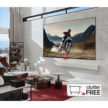 Zero Connect Box im Wohnzimmer, übertr?gt kabellos ein Motorradvideo auf den an der Wand montierten LG OLED evo AI M4 4K Smart TV Fernseher.