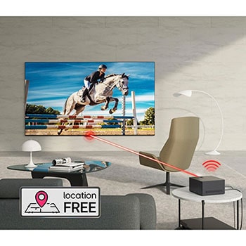 Zero Connect Box auf Beistelltisch, übertr?gt kabellos Springreitvideo auf den LG OLED evo AI M4 4K Smart TV Fernseher im modernen Wohnraum.