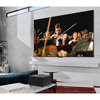Zero Connect Box auf einem Tisch in einem luxuri?sen Wohnzimmer streamt eine Orchesteraufführung auf den LG OLED evo AI M4 4K Smart TV Fernseher.