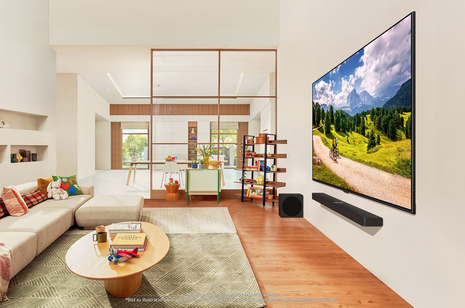 Schr?ge Ansicht des wandmontierten LG QNED86 AI 4K Smart Fernsehers in einem modernen Wohnbereich, die sein schlankes Design und eine Radfahrerszene auf dem Bildschirm zeigt.