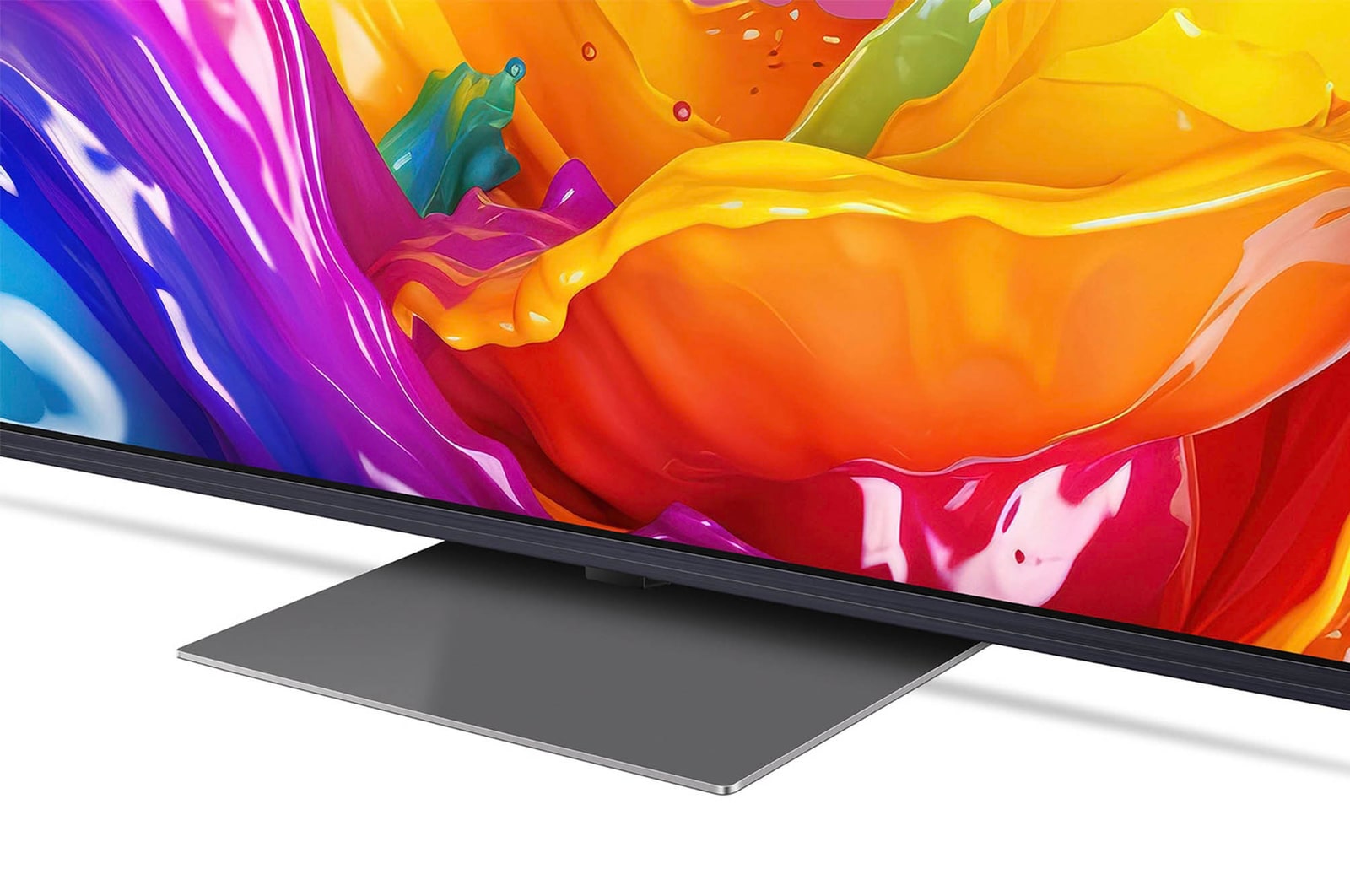 Nahaufnahme des Standfu?es und des unteren Rahmens des LG QNED86 AI 4K Smart Fernsehers, die das Design und die Oberfl?che des Standfu?es zeigt.