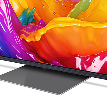 Nahaufnahme des Standfu?es und des unteren Rahmens des LG QNED86 AI 4K Smart Fernsehers, die das Design und die Oberfl?che des Standfu?es zeigt.