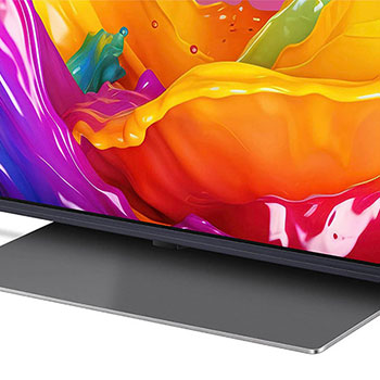 Nahaufnahme des Standfu?es und des unteren Rahmens des LG QNED86 AI 4K Smart Fernsehers, die das Design und die Oberfl?che des Standfu?es zeigt.