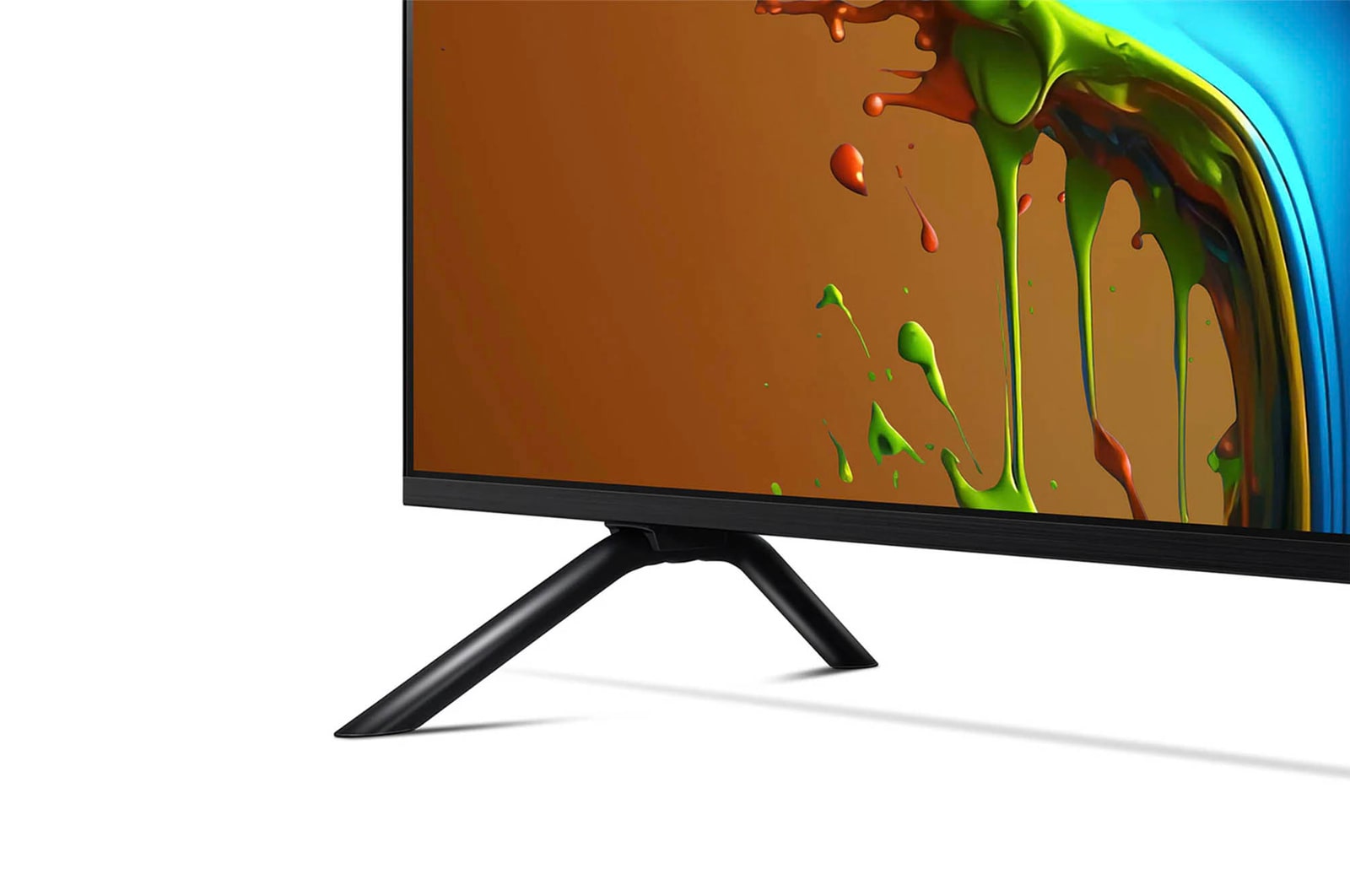 Nahaufnahme des zentralen Standfu?es und des unteren Rahmendesigns des LG QNED MiniLED AI QNED89 4K Smart Fernsehers.