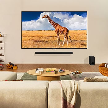 LG QNED MiniLED AI QNED89 4K Smart Fernseher an der Wand montiert in einem Familienzimmer, zeigt ein lebendiges Bild einer Giraffe.