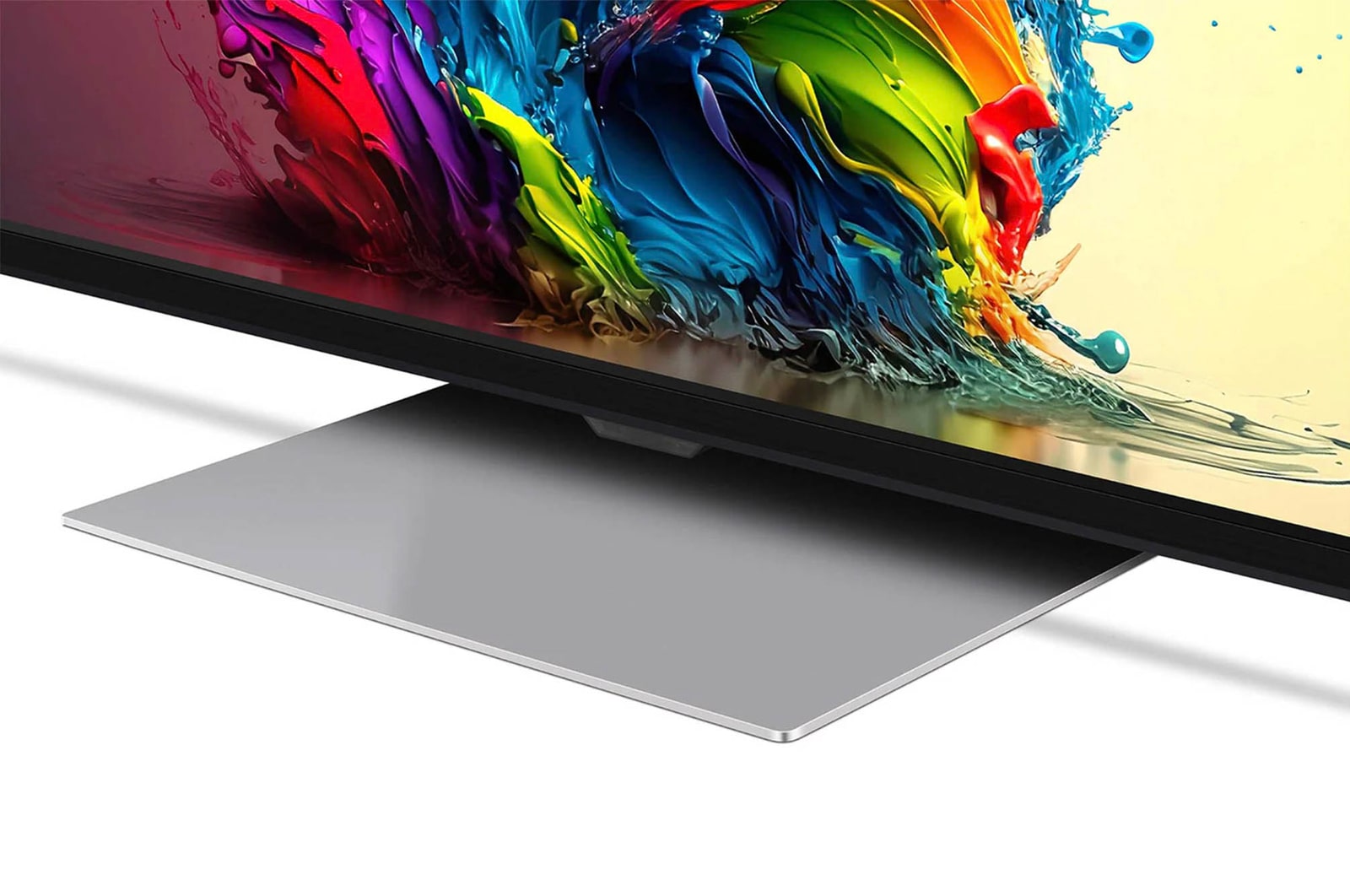 Nahaufnahme des zentralen Standfu?es und des unteren Rahmendesigns des LG QNED MiniLED AI QNED91 4K Smart Fernsehers.