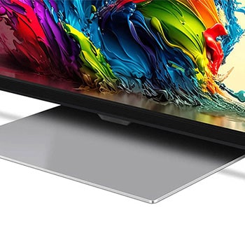 Nahaufnahme des zentralen Standfu?es und des unteren Rahmendesigns des LG QNED MiniLED AI QNED91 4K Smart Fernsehers.