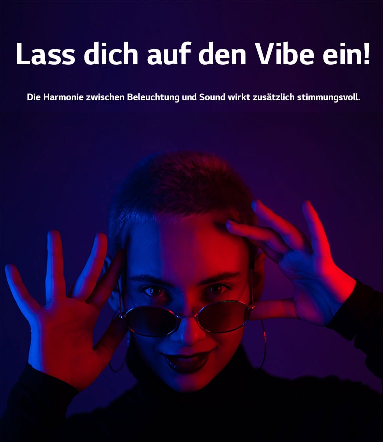 Eine Frau posiert in lebhafter Beleuchtung.