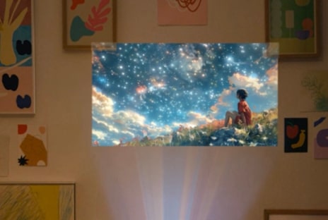 Der LG CineBeam projiziert ein Video einer Person vor einem Himmelshintergrund	