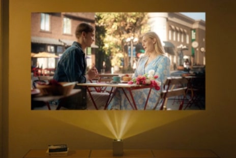 Der LG CineBeam projiziert ein Video von zwei Personen, die sich unterhalten	