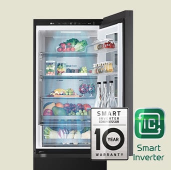 Mit frischen Lebensmitteln gefüllter Kühlschrank mit offener Tür und Logobildern für Garantie und Smart Inverter Compressor?