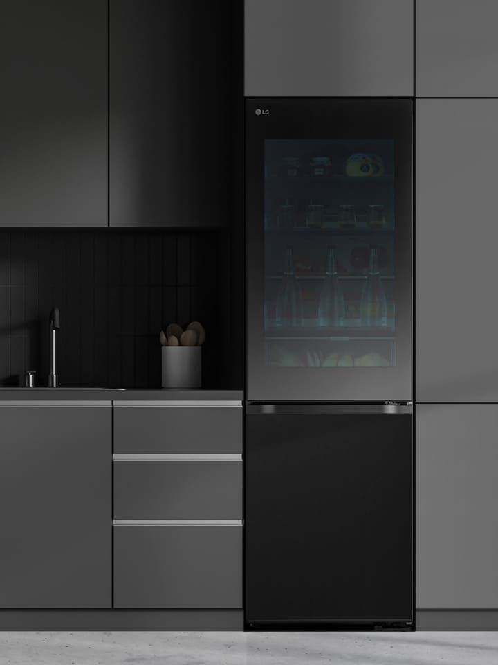 Moderne Küche mit einem Kühlschrank, der sich nahtlos in die umgebenden Schr?nke einfügt