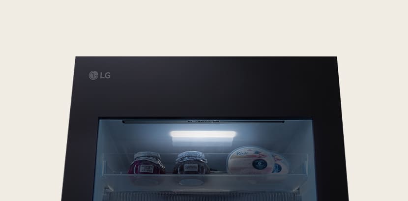 Nahaufnahme der weichen LED-Beleuchtung, die das Licht effektiv im gesamten Kühlschrank verteilt und die Augen schont.