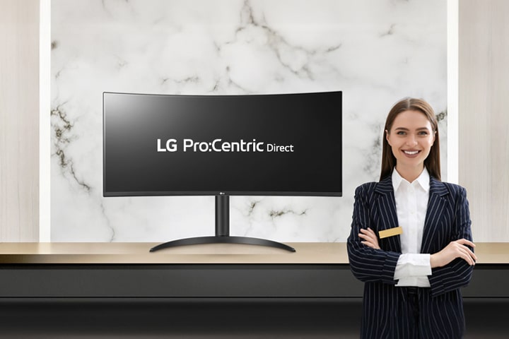 Der LG Pro:Centric Direct-L?sungstext ist auf dem Monitor sichtbar, begleitet von einem l?chelnden Hotelier.