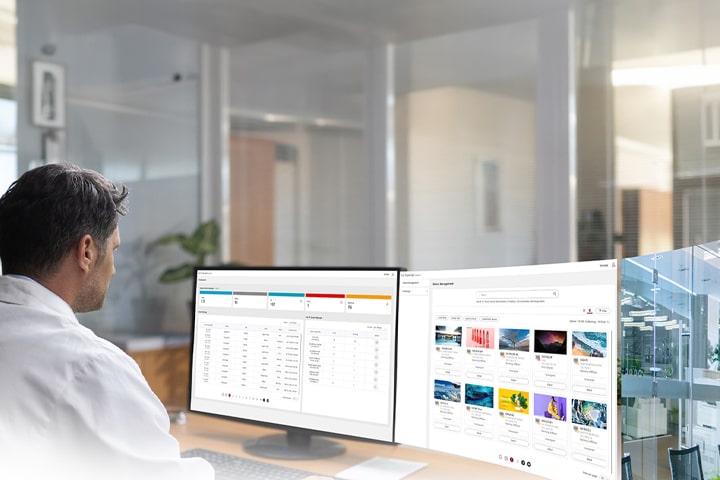 Ein IT-Administrator überwacht Ger?te, w?hrend er den Dashboard- und Ger?teverwaltungsbildschirm der LG SuperSign Control+-L?sung anzeigt.