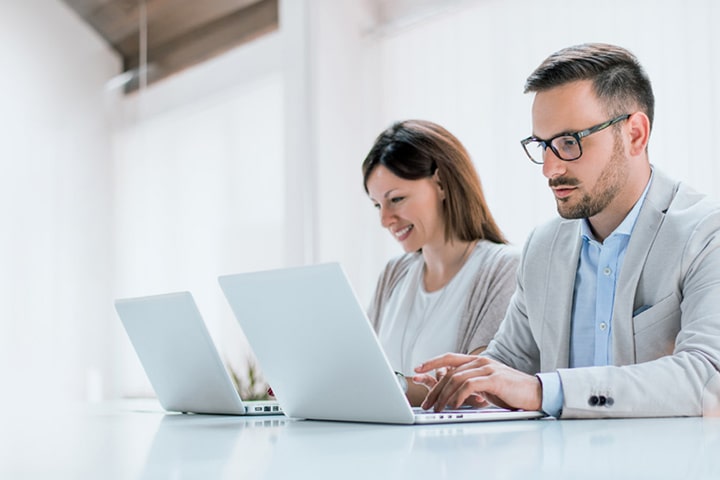 Zwei Administratoren verwalten Ger?te mit LG SuperSign Control+ auf pers?nlichen PCs.
