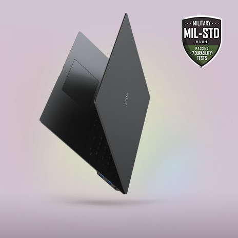 Ein schlankes, teilweise offenes Laptop mit minimalistischem Design, das vor einem Hintergrund mit sanftem Farbverlauf pr?sentiert wird. Das MIL-STD-Zertifikat für Haltbarkeit wird gut sichtbar in der oberen rechten Ecke angezeigt und unterstreicht die schlanke, leichte und dennoch robuste Bauweise.