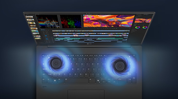 Ein Laptop mit einer Videobearbeitungsoberfl?che auf dem Bildschirm, auf dem zwei Lüfter zu sehen sind, die blaue Luftstrom-Visualisierungen ausstrahlen und die fortschrittliche Kühltechnologie betonen.
