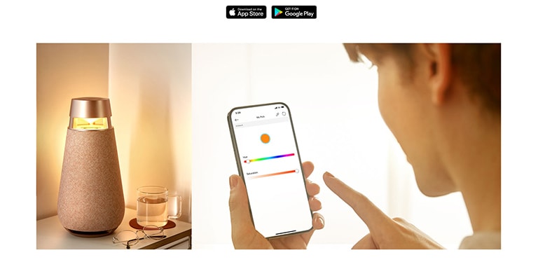 Ein Mann h?lt sein Telefon und verwendet die XBOOM-App.