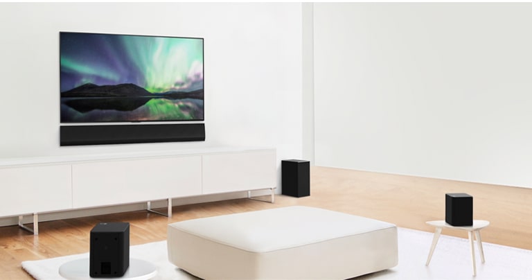Videovorschau, welche die LG Soundbar in einem wei?en Wohnzimmer und die 3.1-Kanal-Einrichtung zeigt.
