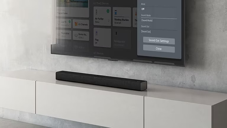 Ein LG TV h?ngt an der Wand und zeigt die Sound-Bar-Einstellungen an. Darunter steht eine LG Sound Bar S75QR auf einem TV-Regal. In der linken oberen Ecke steht ?NEU“.