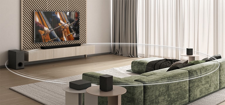 Zu sehen sind ein Fernseher mit zwei Cellos auf dem Bildschirm, eine Soundbar, ein Subwoofer und 2 hintere Lautsprecher in einem gro?en Wohnzimmer. Eine kreisf?rmige Grafik verbindet die LG Soundbar, den Subwoofer und die 2 hinteren Lautsprecher.
