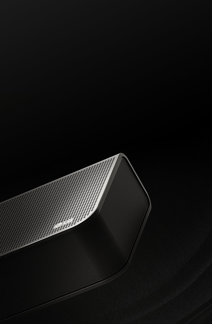 Ein Video der LG Soundbar ist vor einem schwarzen Hintergrund zu sehen und zeigt ihr Design von oben bis in die Ecken. Wei?e Tr?pfchen projizieren aus der Mitte und den Enden der Soundbar wie ein Wasserfall und stellen den aufsteigenden Klang dar.
