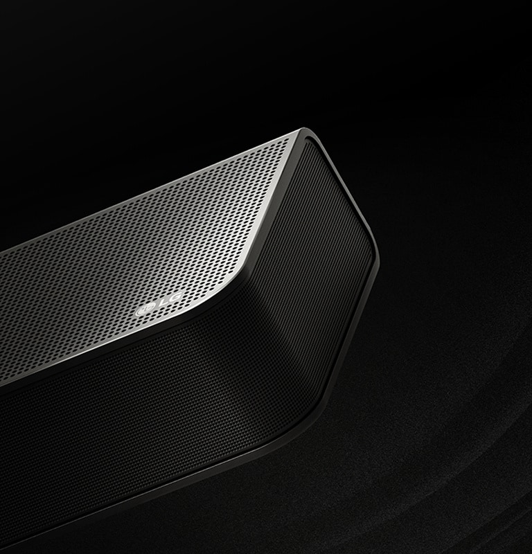 Die LG Soundbar steht vor einem schwarzen Hintergrund und zeigt ihr Design von oben bis in die Ecken. Wei?e Tr?pfchen projizieren aus der Mitte und den Enden der Soundbar wie ein Wasserfall und stellen den aufsteigenden Klang dar. 