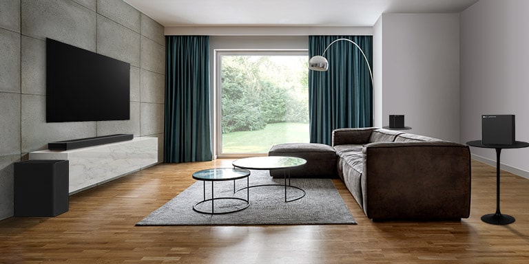 In einem gro?en Wohnzimmer befinden sich ein TV, eine Soundbar und ein Subwoofer. Von der Soundbar geht eine Welle mit Gittermuster aus, die das gesamte Wohnzimmer vermisst.