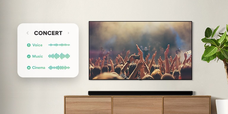 An der Wand befestigter TV. Der TV zeigt Menschen, die bei einem Konzert klatschen, anschlie?end wird zuerst zu einer Filmszene mit einem fahrenden Auto in einem Wald umgeschaltet und dann zu den Nachrichten. Die LG Soundbar steht direkt unter dem TV auf einem beigefarbenen Regal (Video abspielen).