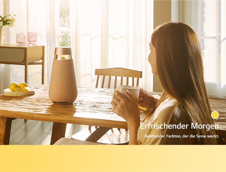 Eine Frau h?rt Musik im Ambient-Modus von DXO3 und genie?t eine Tasse Kaffee.