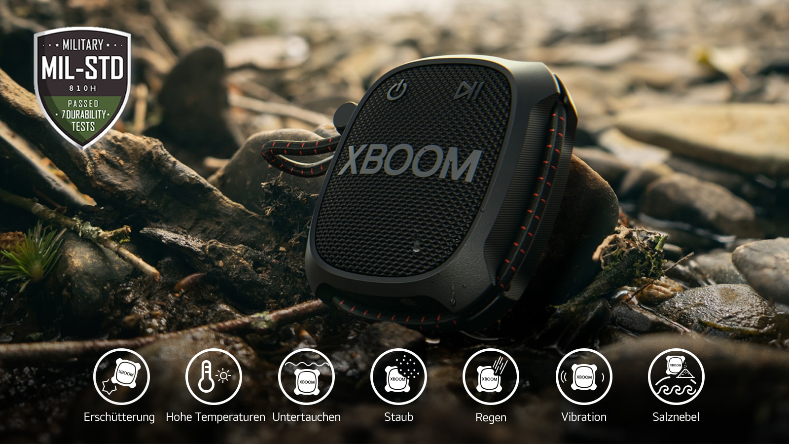 LG XBOOM Go XG2 auf einem Felsen stehend, um milit?rische Standards zu zeigen.