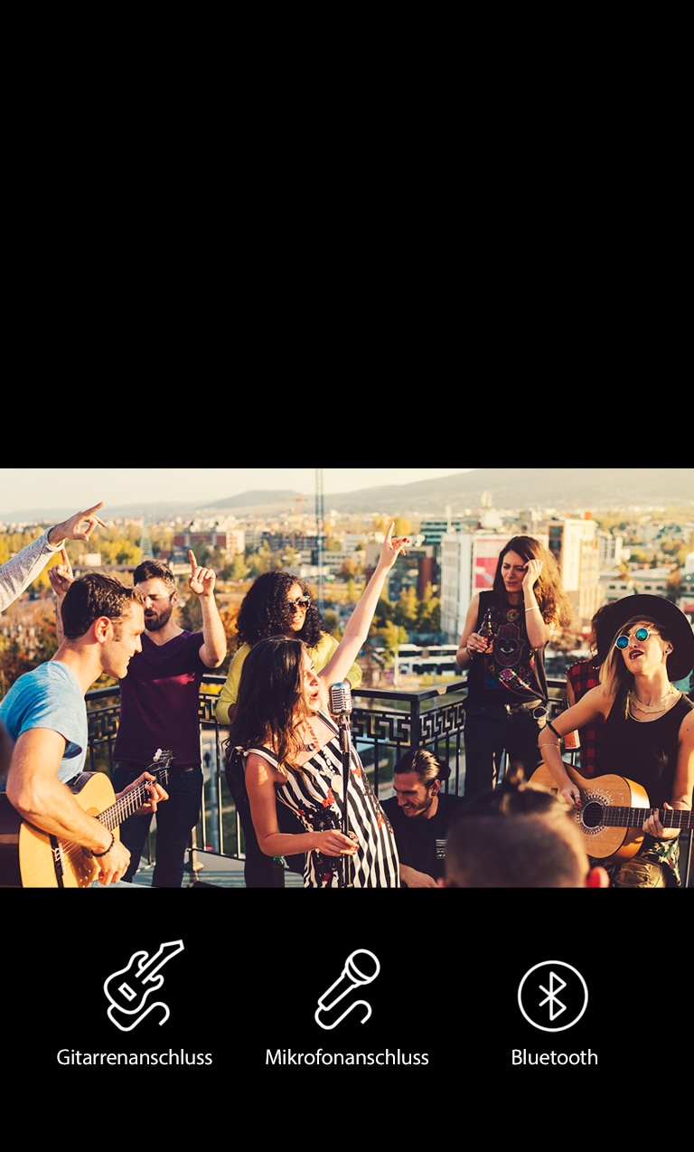 Es sind Leute zu sehen, die ein akustisches Konzert mit LG XBOOM XL9T genie?en. Unter dem Bild werden die Symbole für Gitarre, Mikrofon und Bluetooth angezeigt.