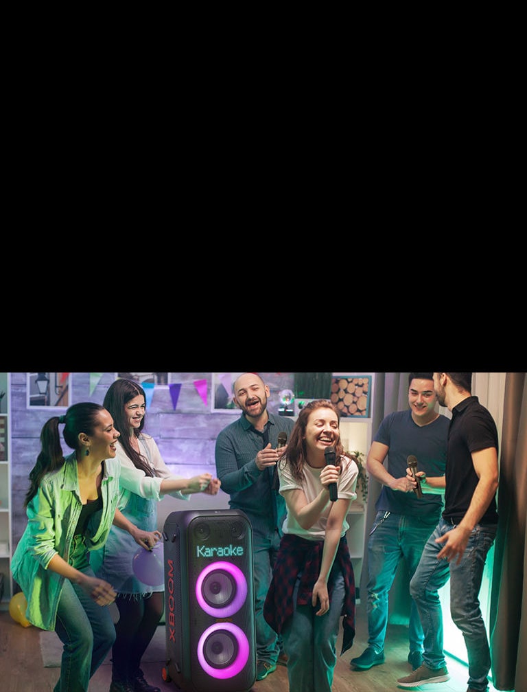 Ein paar Leute genie?en Karaoke im Wohnzimmer.