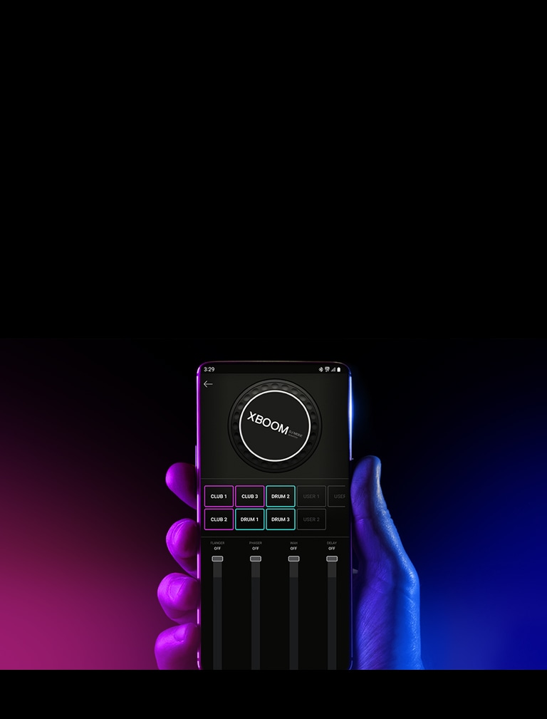 Eine Hand h?lt ein Smartphone und zeigt eine DJ-App.