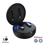 Ein mit einem Winkel von 15 Grad ge?ffnetes Lade-Etui bei eingeschalteter Stimmungsbeleuchtung. Die Logos von UVnano und Plug & Wireless sind ebenfalls zu sehen.